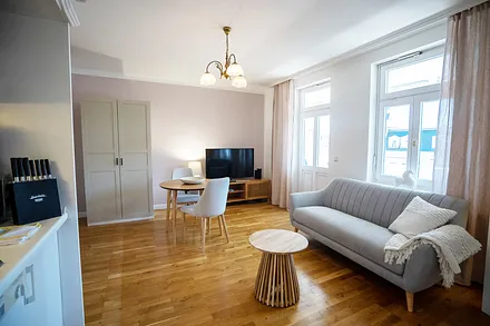 Das Wohnzimmer mit TV und Austritt zum Balkon.