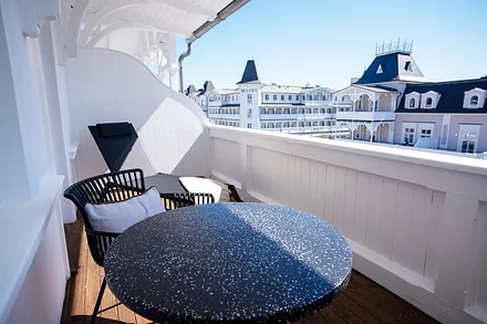 Der schöne Balkon schaut auf das historische Zentrum von Binz und hat sogar einen klitzekleinen seitlichen Meerblick.