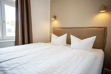 Das klitzekleine Schlafzimmer mit bequemem Doppelbett (180x200cm).