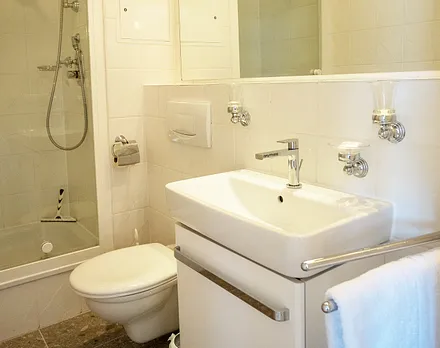 Das schöne Bad hat Handtuchtrockner, Dusche, WC und Fön.