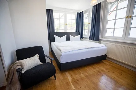 Freuen Sie sich nun auf Urlaub in modernem Ambiente! Hier sehen Sie das bequeme Doppelbett im Wohnschlafraum.