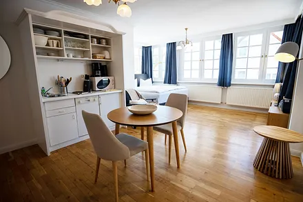 Die kleine Küchenzeile im Wohnschlafzimmer. Der Eßstisch kann ausgezogen werden. Es sind für 4 Personen Eßstühle vorhanden.