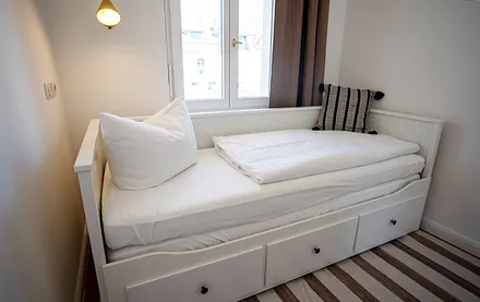 Das separate Schlafzimmer hat ein Bett mit 80x200cm Liegefläche. Es kann bei Bedarf auf 160x200cm ausgezogen werden.