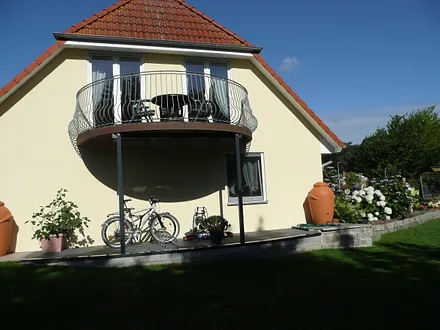 Seitenansicht vom Haus mit Balkon