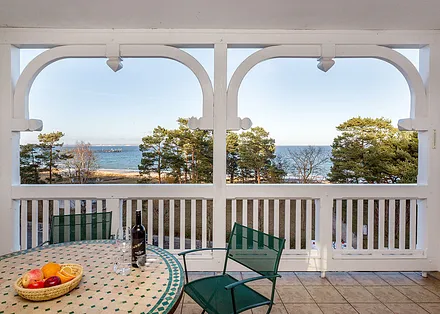 Der sehr große, möblierte Balkon schaut aus dem 3.OG ...