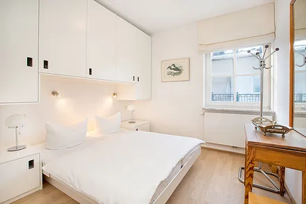 Hier der Blick in das Schlafzimmer mit viel Stauraum für Ihre Urlaubsgarderobe.