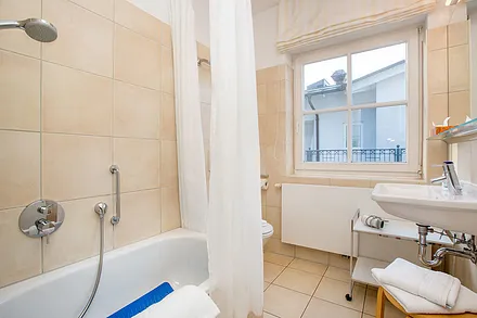 Das moderne Bad hat eine Sitzbadewanne (Innenmaß 1m x 0,60m) mit integrierter Dusche, in der man die Kinder nach dem Strandvergnügen hervorragend abbrausen kann :) ...