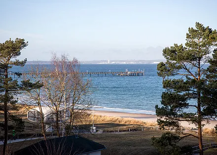 ... auf die Seebrücke und die Ostsee. Ein Fahrstuhl ist im Haus vorhanden.