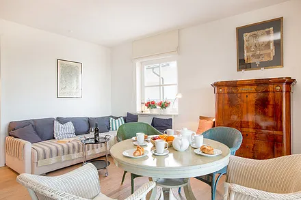 Die Wohnung ist mit einem geschmackvollen Mix aus Antiquitäten und schönen Designklassikern eingerichtet.