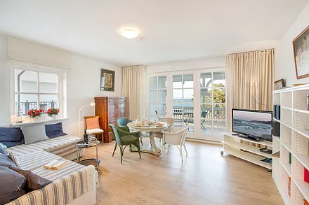 Hier der Blick in das schöne helle Wohnzimmer. Auf der Couch kann bei Bedarf aufgebettet werden.