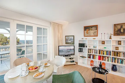 Ein großer Flat-TV und eine Stereoanlage sind natürlich auch vorhanden.