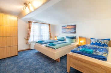 Schlafzimmer mit Doppelbett und Einzelbett 