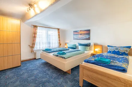 Schlafzimmer mit Doppelbett und Einzelbett 