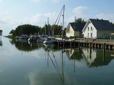 Neues Ferienhaus in direkter Wasserlage am idyllischen Hafen Stagnieß. Auf 3 Etagen finden Sie viel Platz zum Wohlfühlen.