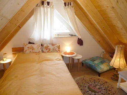 Im ausgebauten Spitzboden stehen 2 weitere Schlafmöglichkeiten bereit: Ein Einzelbett (Breite 1 m) sowie ein Bett (Breite 1,40 m). Der Spitzboden ist auch ideal als Spielhöhle für Kinder geeignet.