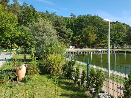 Zum Parken steht Ihnen ein Carport auf dem eingezäunten Grundstück zur Verfügung. Aufgrund des großzügigen Platzes vor dem Carport besteht eine Parkmöglichkeit für 2 weitere Autos auf dem Grundstück.
