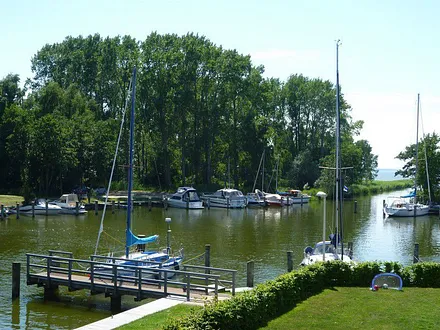 Erleben Sie traumhafte Sonnenuntergänge am Achterwasser. Stagnieß zeichnet sich durch sein maritimes Flair aus.