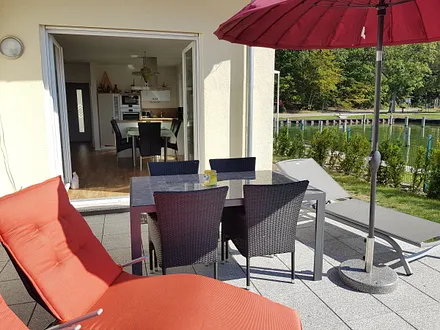 Terrasse am Wasser mit Liegen, eine außergewöhnliche Lage