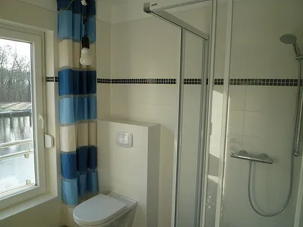 Das Ferienhaus verfügt über 2 moderne Bäder, jeweils mit bodengleichen Duschen. Neben dem Bad im Erdgeschoss steht ein zweites Bad im Obergeschoss zur Verfügung.