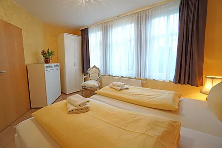 Schlafzimmer mit Doppelbett (180x200 cm)