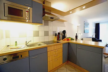 voll ausgestattete Küchenzeile mit Tresen