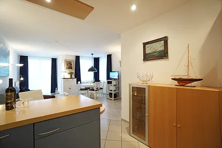 Blick in Richtung Wohnzimmer mit gemütlicher Essecke