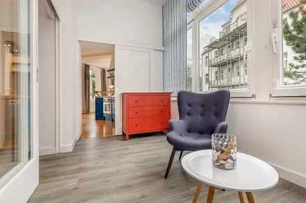 Hier der Blick in die Loggia. Sie ist vom Wohnzimmer und vom Schlafzimmer aus begehbar, so dass die Personen im Schlafzimmer nicht gestört werden müssen.