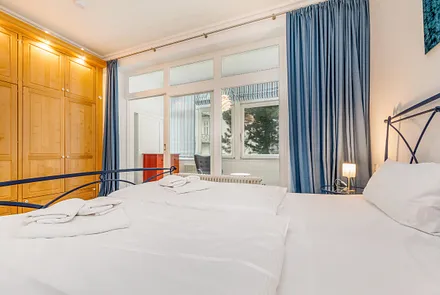 Im Schlafzimmer befindet sich natürlich auch ein großer Kleiderschrank für Ihre Urlaubsgarderobe.