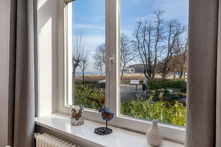 Ein Erkerfenster mit Blick zum Meer und zum Mütherturm.