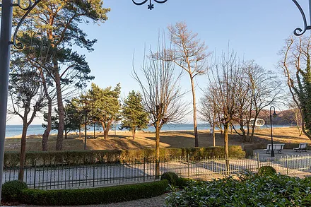 Im Bild oben: Ihr Ausblick vom Balkon. Ein Strandkorb am Strand vor der Villa steht Ihnen von Mai bis September kostenfrei zur Verfügung.