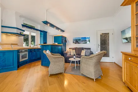 Hier der Blick Richtung Wohnbereich und Küchenzeile.