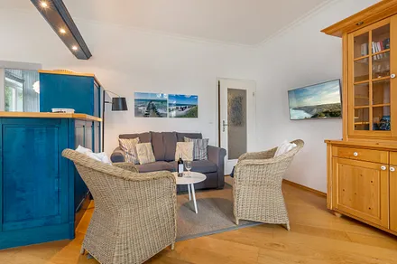 Der Wohnbereich mit TV. WLAN ist kostenfrei verfügbar.