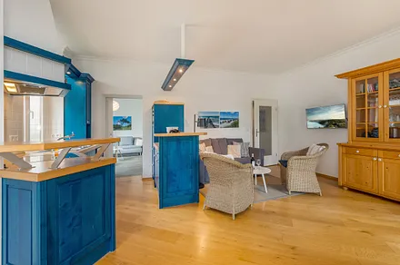 Hinten rechts im Bild die Tür zum Flur.