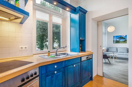 Die Küchenzeile ist komplett mit Geschirrspüler etc. ausgestattet.