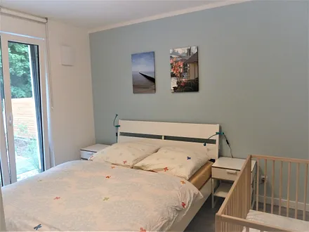 Schlafzimmer 2 mit Gitterbett Wohnung 1