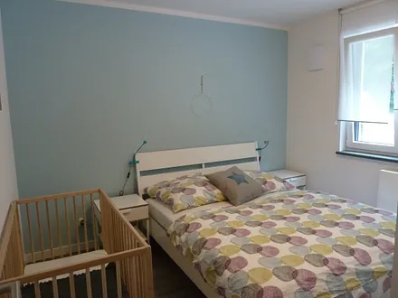 Schlafzimmer 2 mit Gitterbett Wohnung 2