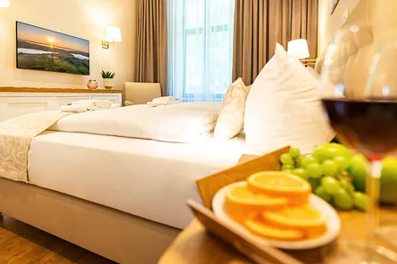 Schlafzimmer mit Doppelbett