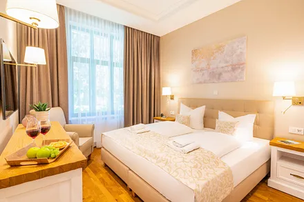 Schlafzimmer mit Doppelbett