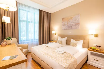 Schlafzimmer mit Doppelbett