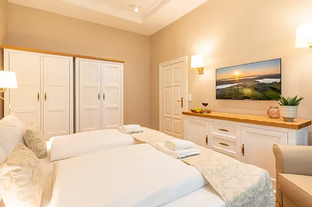 Schlafzimmer mit Doppelbett