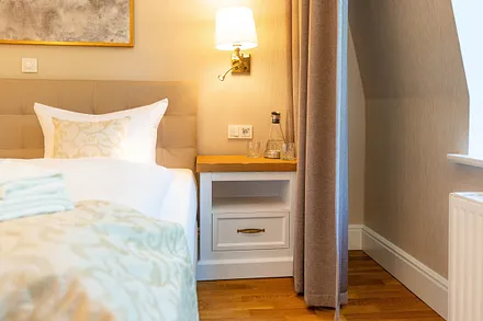 Schlafzimmer mit Doppelbett