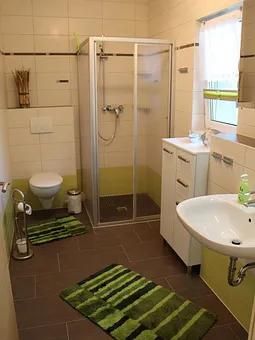 Bad mit Dusche, Waschbecken und Fön