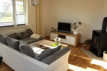 Wohnzimmer mit Couch und Kamin für kalte Tage