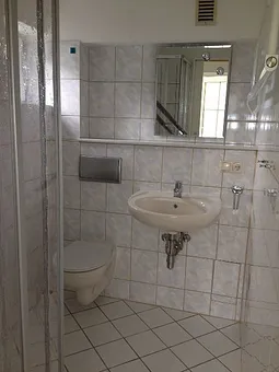 Bad mit Dusche und WC