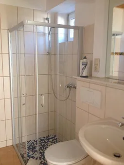 Bad mit Dusche und WC