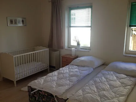 Schlafzimmer mit Kinderbett