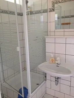 Bad mit Dusche und WC