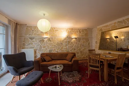 Wohnzimmer mit großem Esstisch,Sessel und Sofa