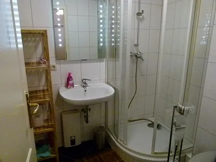 das Bad mit Platz für 4 Zahnbürsten