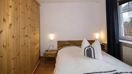 Schlafzimmer mit 1,60 m breitem Doppelbett und großem Kleiderschrank